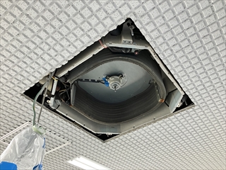 茨城県守谷市 天井カセット形業務用エアコン洗浄工事1