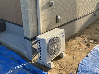 茨城県龍ケ崎市　家庭用エアコン設置、平面アンテナ設置工事