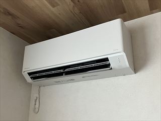 茨城県龍ケ崎市　家庭用エアコン設置、平面アンテナ設置工事